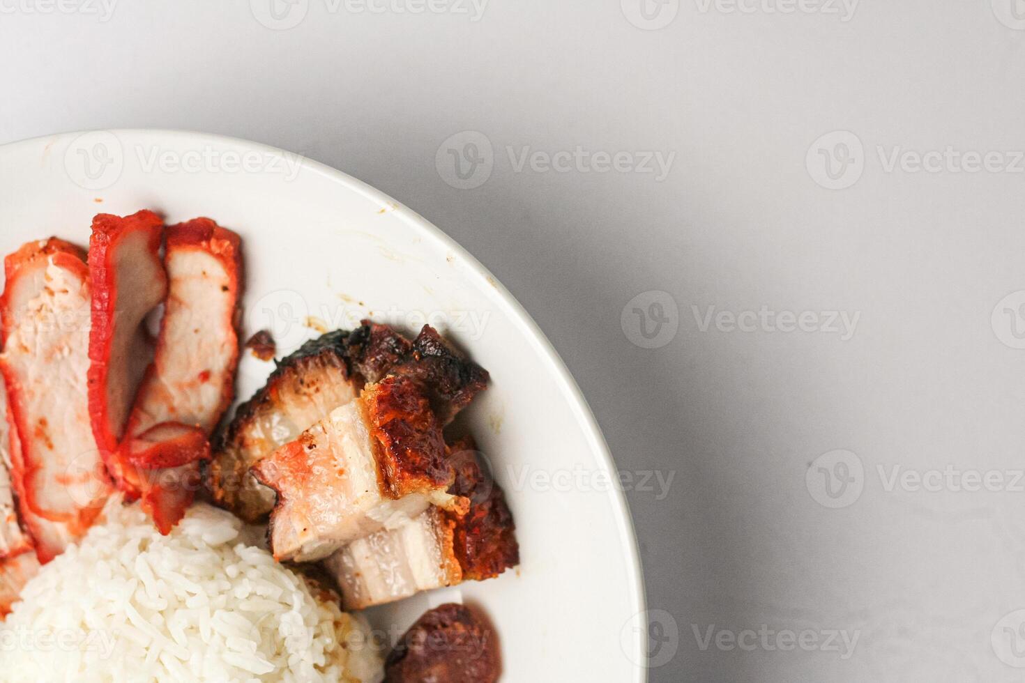 vermelho carne de porco e crocantes carne de porco em arroz servido com chinês salsicha, pepino, fervido ovo. e fervido osso sopa, vermelho carne de porco e crocantes carne de porco em arroz isto é uma popular Comida dentro tailândia. foto