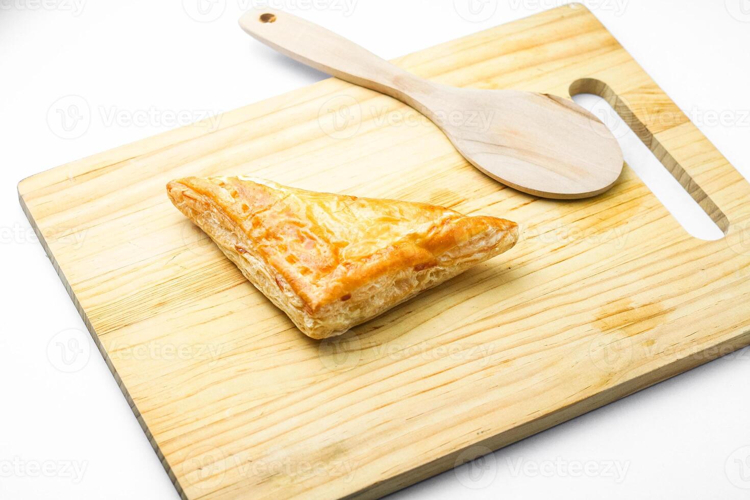 frango torta ou baklava em de madeira borda e madeira colher em branco fundo foto