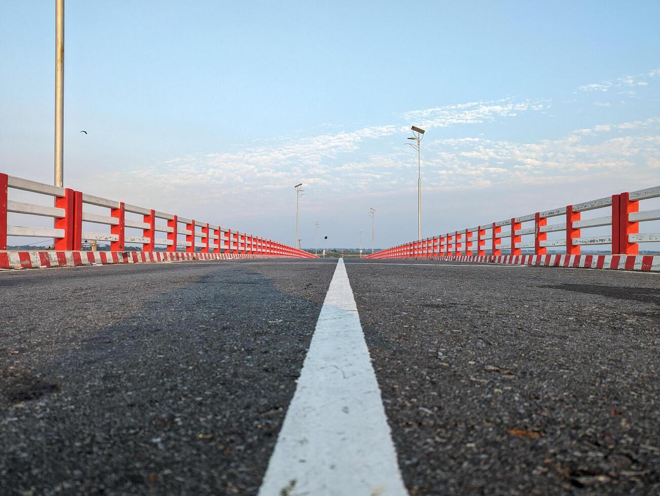 uma estrada com uma branco linha, uma foto mostrando uma estrada com uma claramente marcado branco linha em Está lado, guiando a fluxo do tráfego.