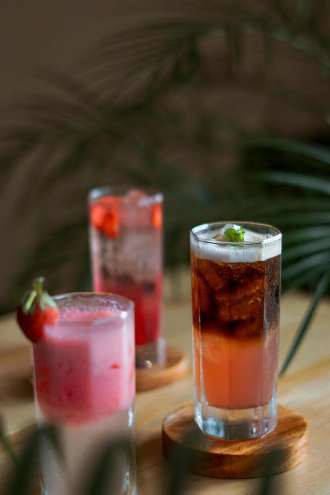 azul e vermelho coquetéis com Lima para verão bebidas foto