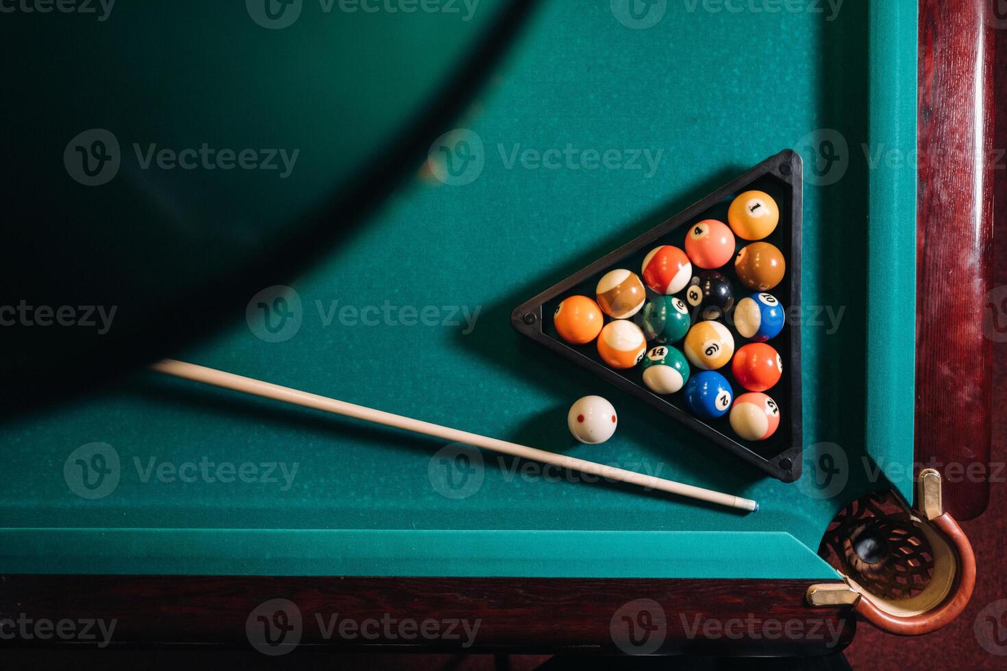 de bilhar mesa com verde superfície e bolas dentro a de bilhar clube.piscina jogos foto