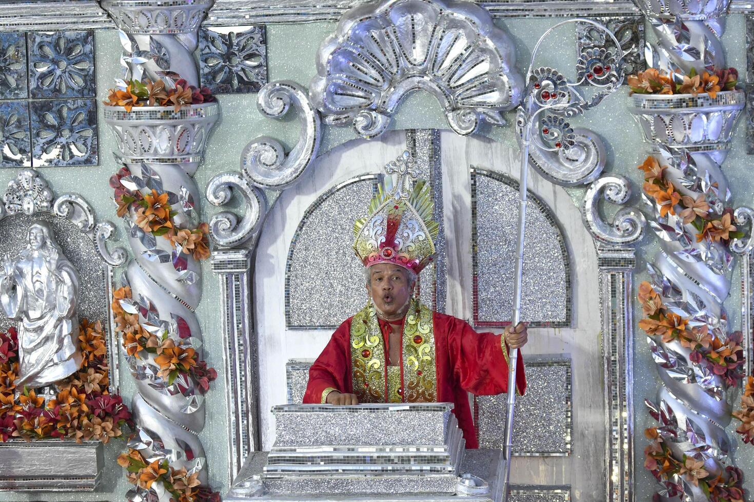 rio, brasil, fevereiro 12, 2024. desfiles do a samba escolas unidos Faz viradouro do a especial grupo, durante a carnaval dentro a cidade do rio de janeiro dentro sapucaí rua foto