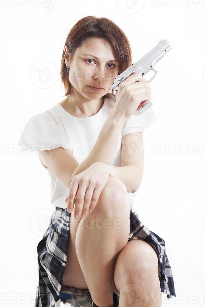 sexy mulher posando com arma de fogo em branco fundo foto