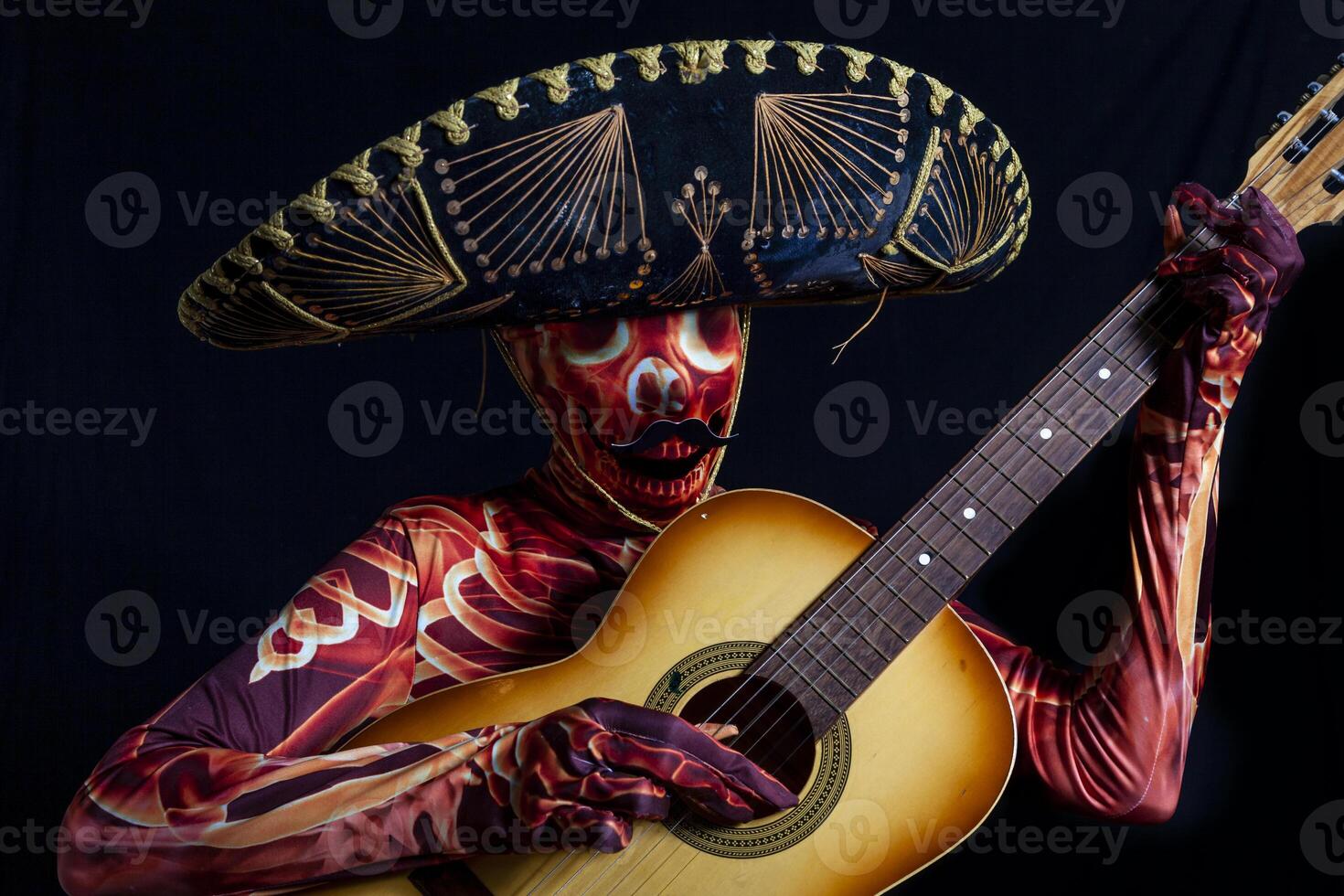 sensual mulher vestido dentro uma esqueleto traje jogando guitarra foto