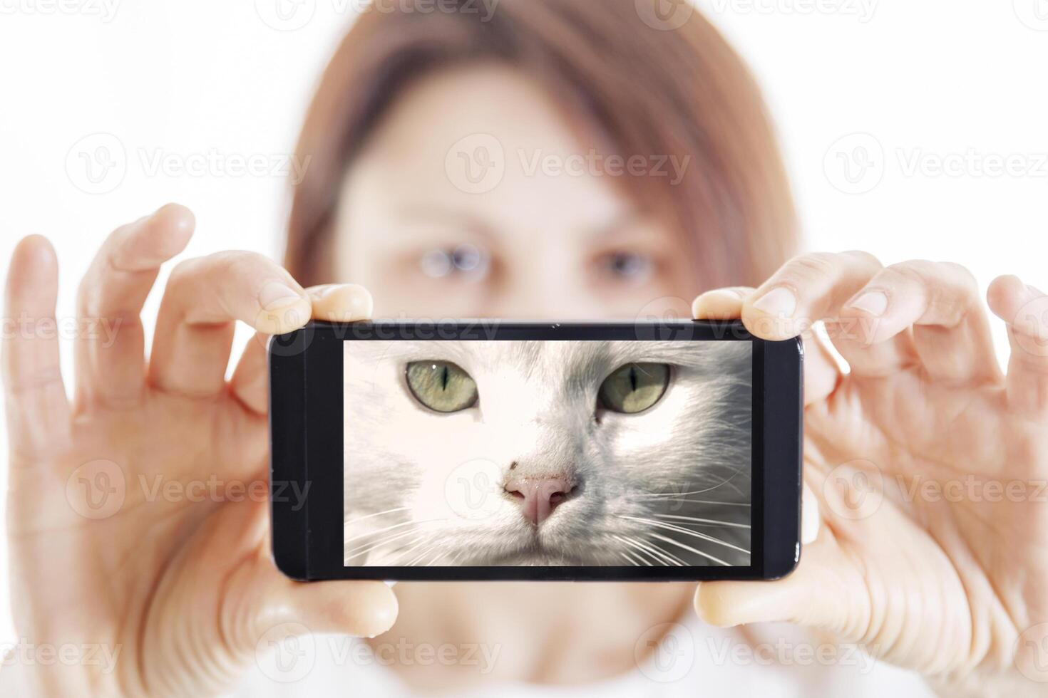 lindo mulher leva uma selfie e tornar-se uma gato foto