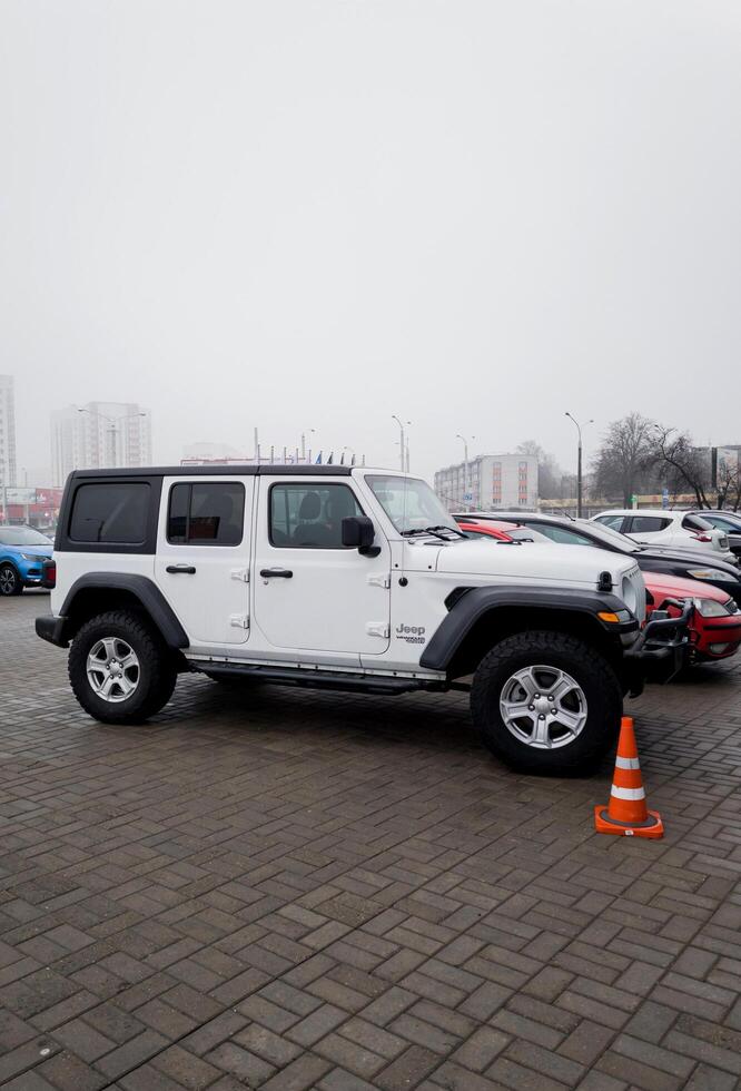 Minsk, bielorrússia, fevereiro 19, 2024 - branco jipe wrangler foto