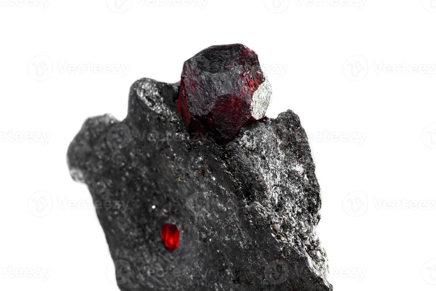 macro mineral pedra granada dentro a Rocha em uma branco fundo foto