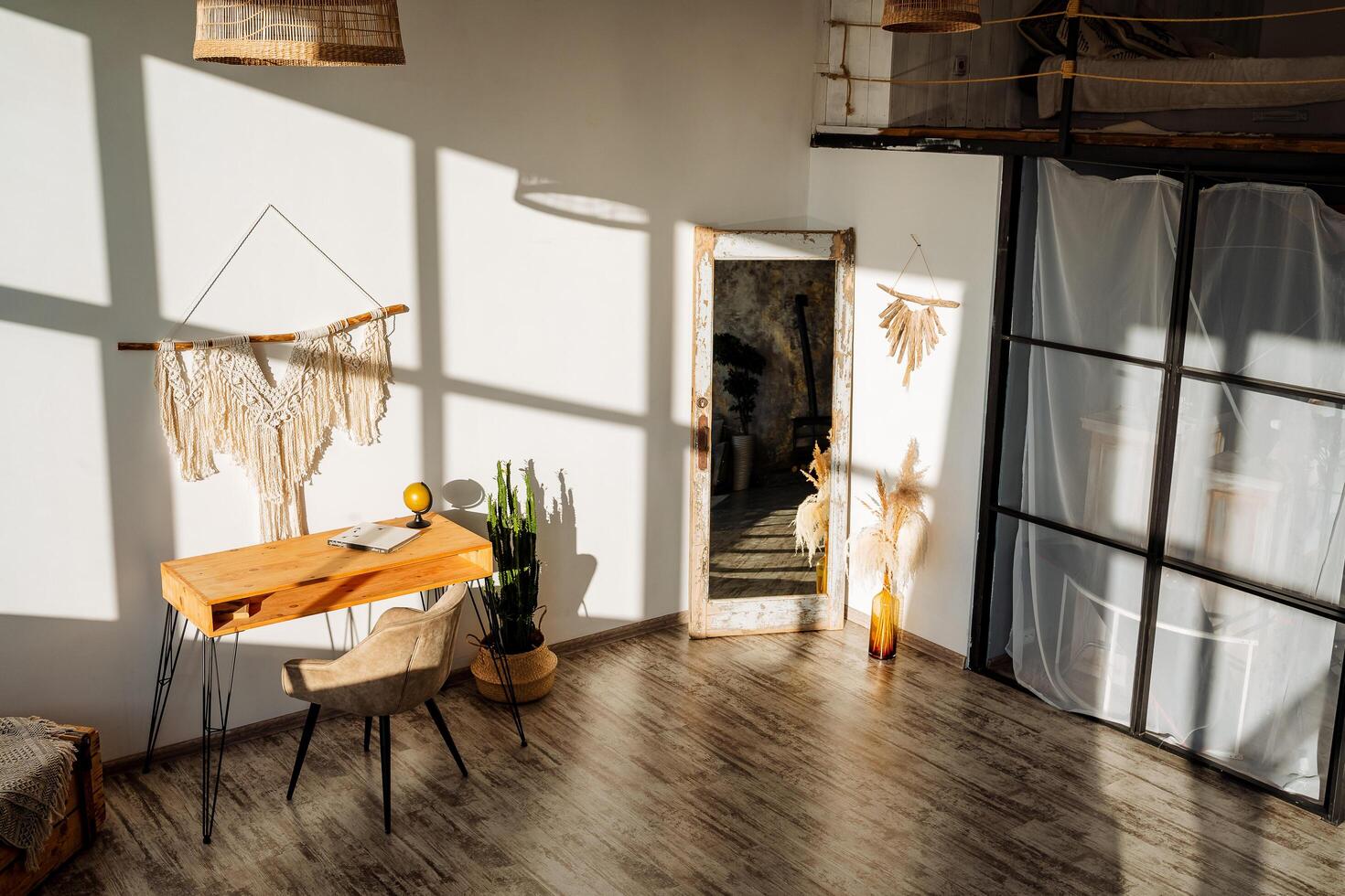 interior cenário do a quarto dentro a loft estilo dentro a brilhante raios do a Sol. de madeira mesa, suculentos e cactos, uma ampla espelho e uma decorativo pano de fundo em a muro. foto