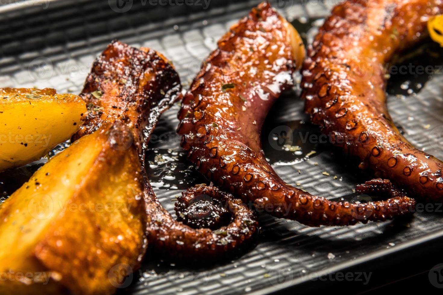 tentáculos de polvo grelhados com batatas foto