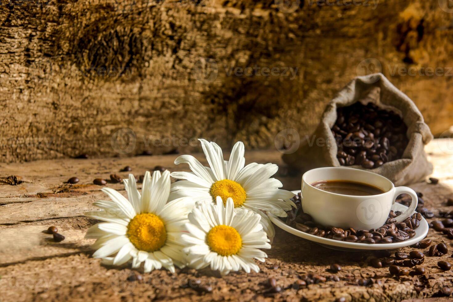 café copo e frito café feijões em uma de madeira mesa com lindo branco flores em uma madeira fundo foto