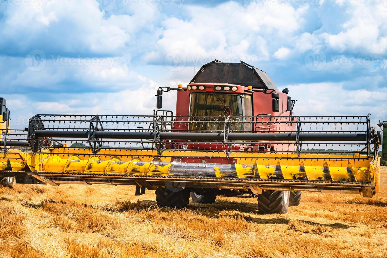 combinar colheitadeira carrinhos em cereal campo foto