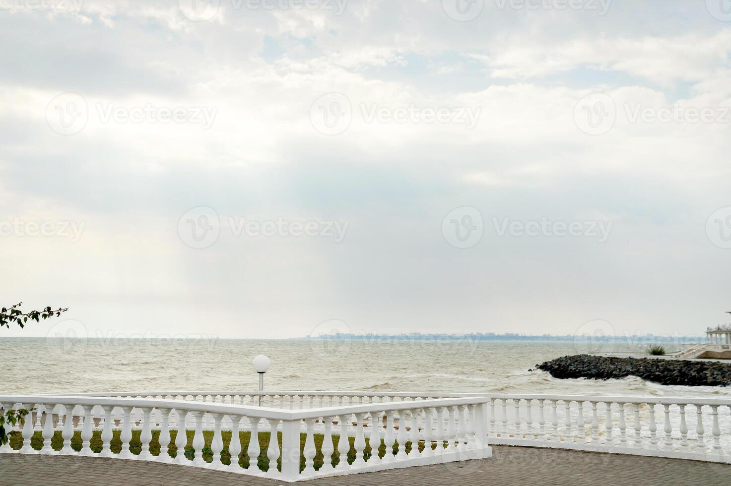 panorama do a passeio com uma parapeito em uma ensolarado dia de a mar. foto