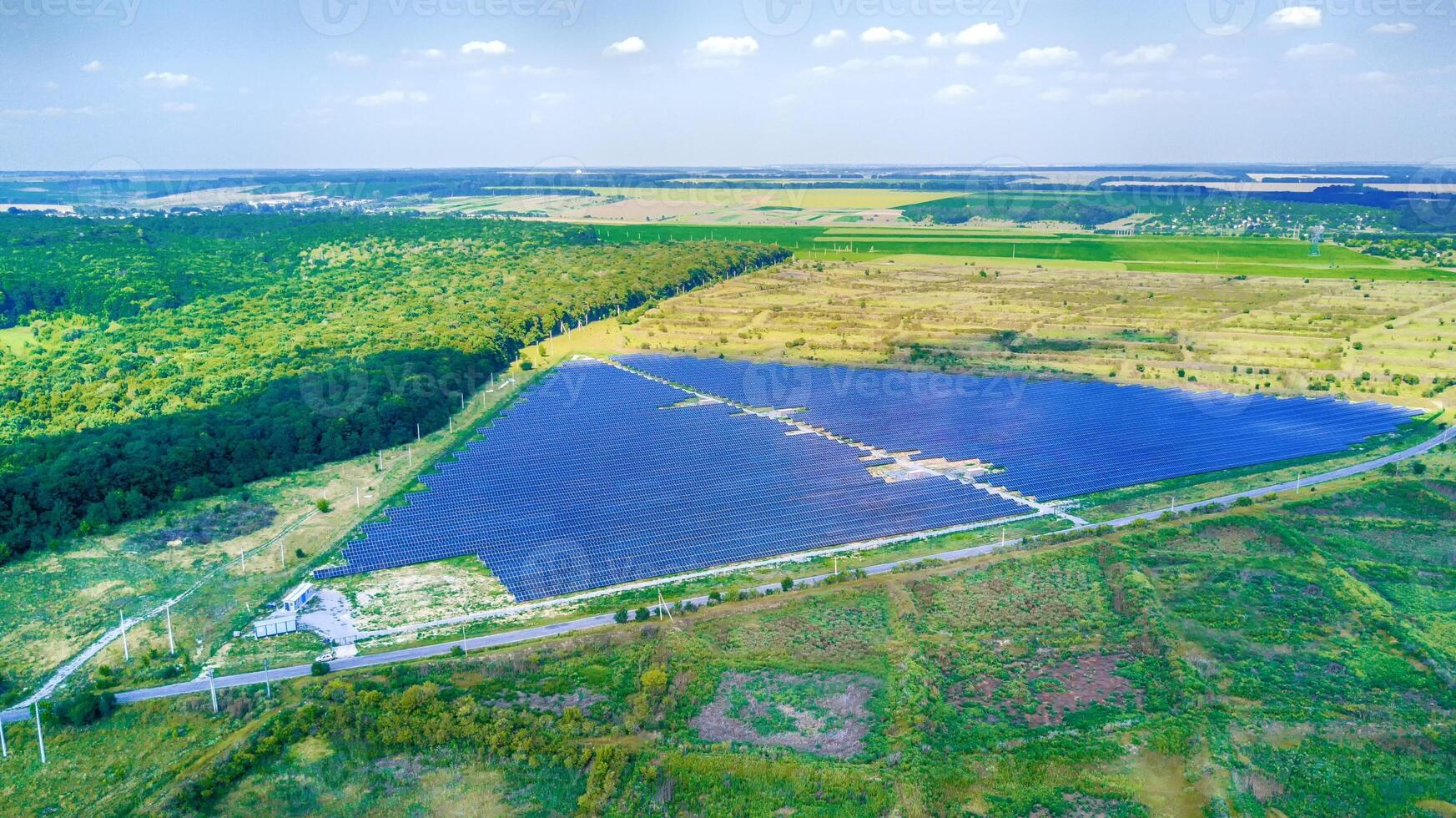 solar painéis dentro aéreo visualizar. solar poder plantar dentro a campo. solar Fazenda. a fonte do ecológico renovável energia. foto