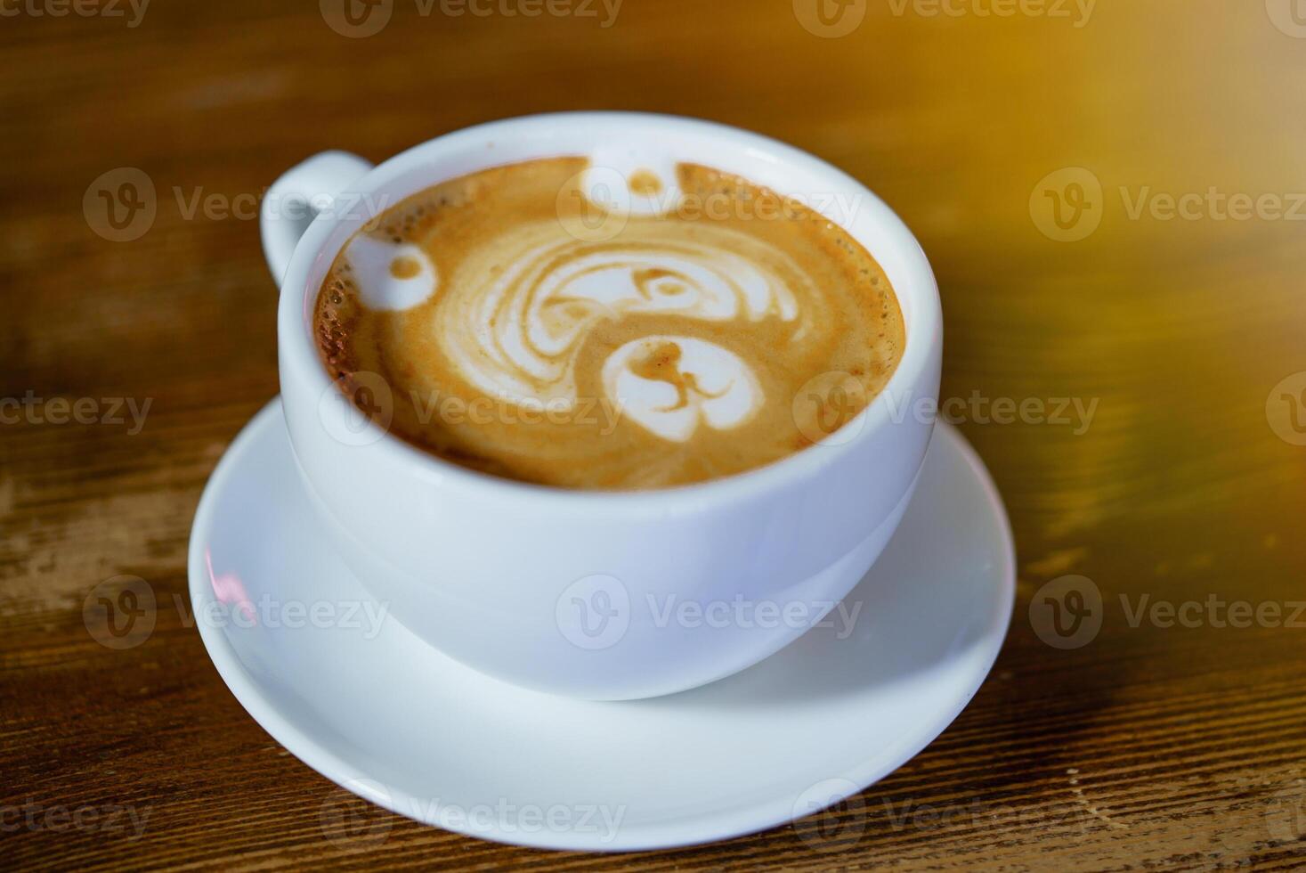 lindo padronizar dentro a Formato do Urso dentro uma branco copo com uma café com leite feito dentro a restaurante. fechar-se foto