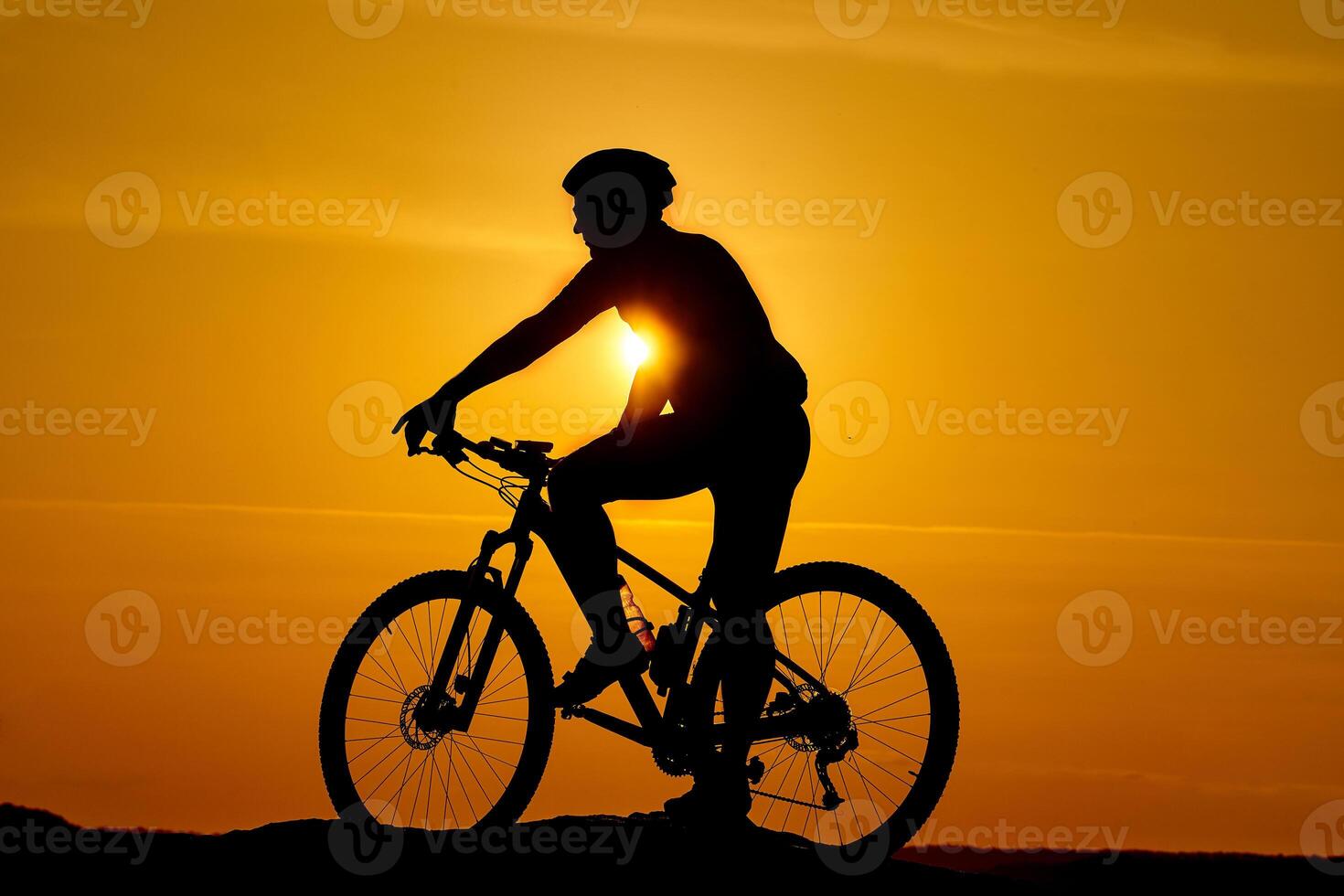 ciclista em fundo do pôr do sol, esporte e viagem conceito foto