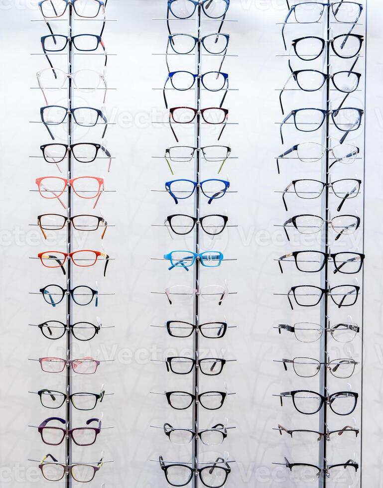 mostruário com óculos dentro moderno oftalmológico loja. Óculos fazer compras. visão correção. foto