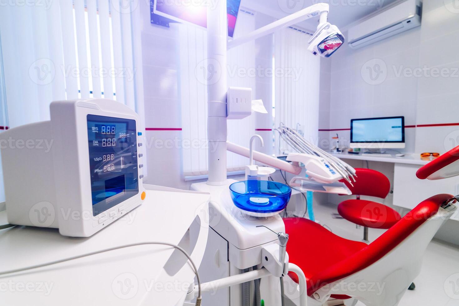 médico equipamento e estomatologia conceito - interior do Novo moderno dental cirurgia clínica escritório com instrumentos. foto