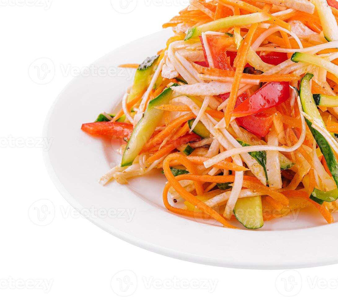 salada do cenouras, pepinos e pimentas em prato foto