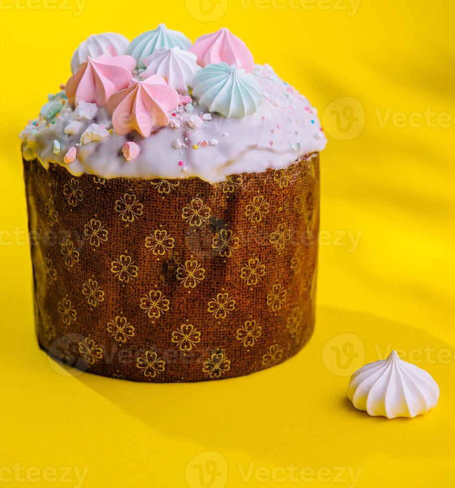 tradicional Páscoa bolos com merengue em amarelo fundo foto