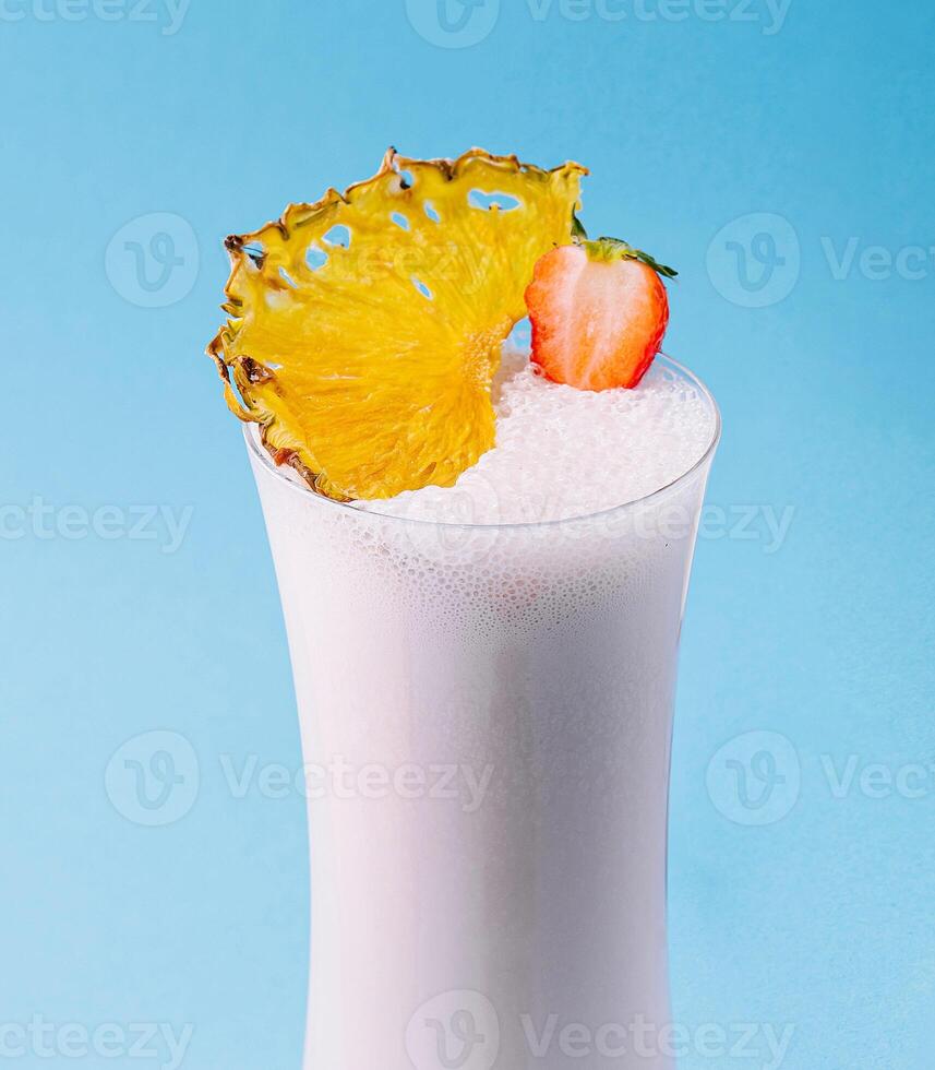 vidro copo do milkshake com seco abacaxi e morangos foto
