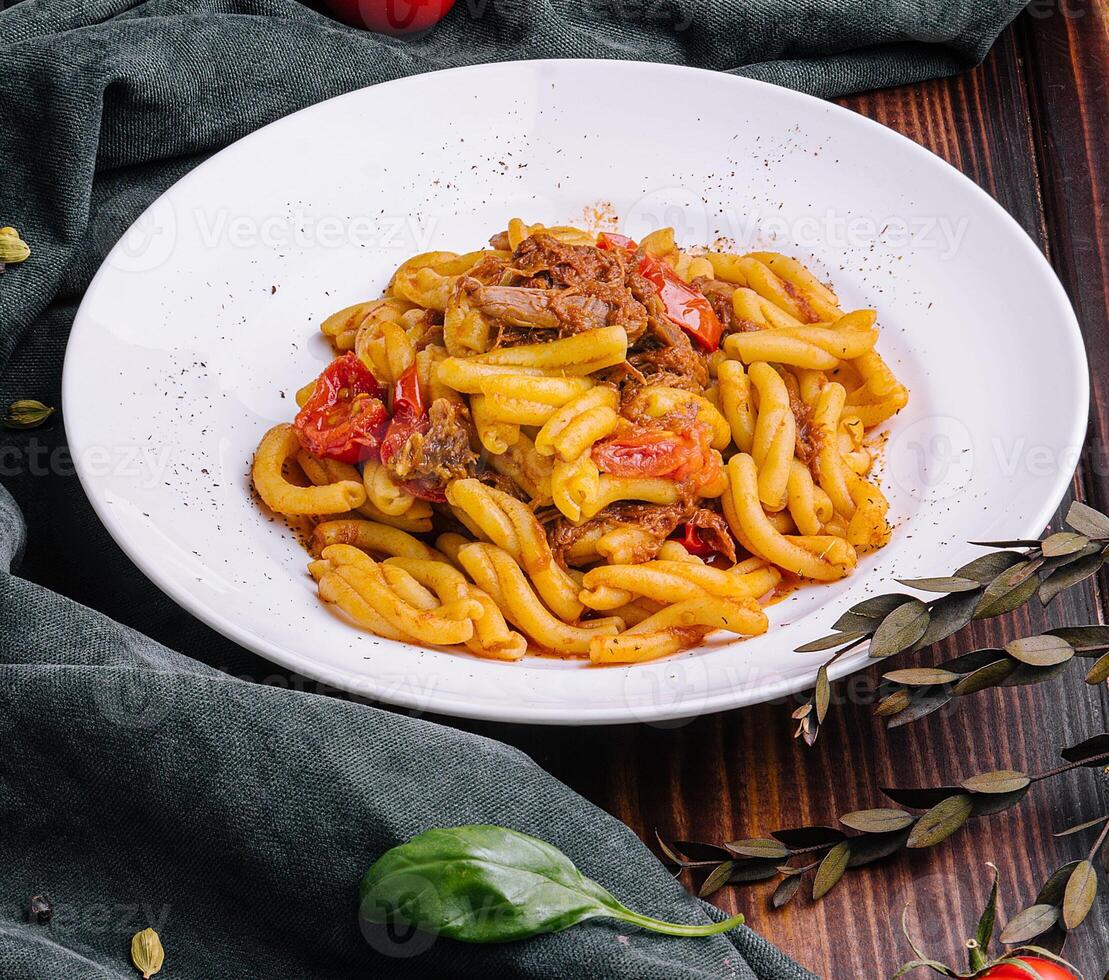 italiano massa com carne e tomates foto