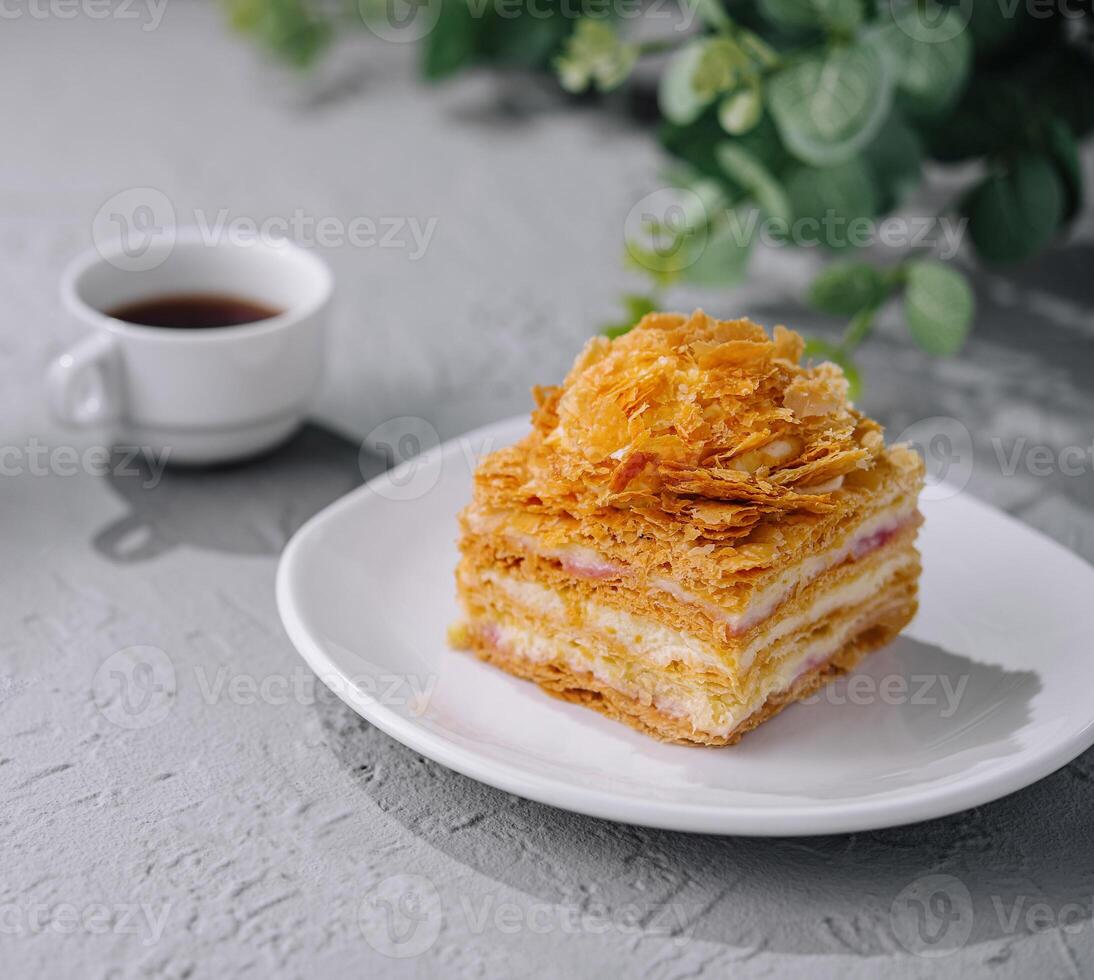 napoleão bolo fatias com copo do café foto