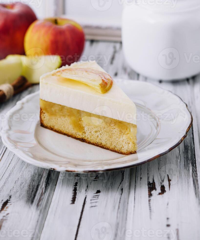 maçã bolo de queijo e chá Panela em de madeira mesa foto