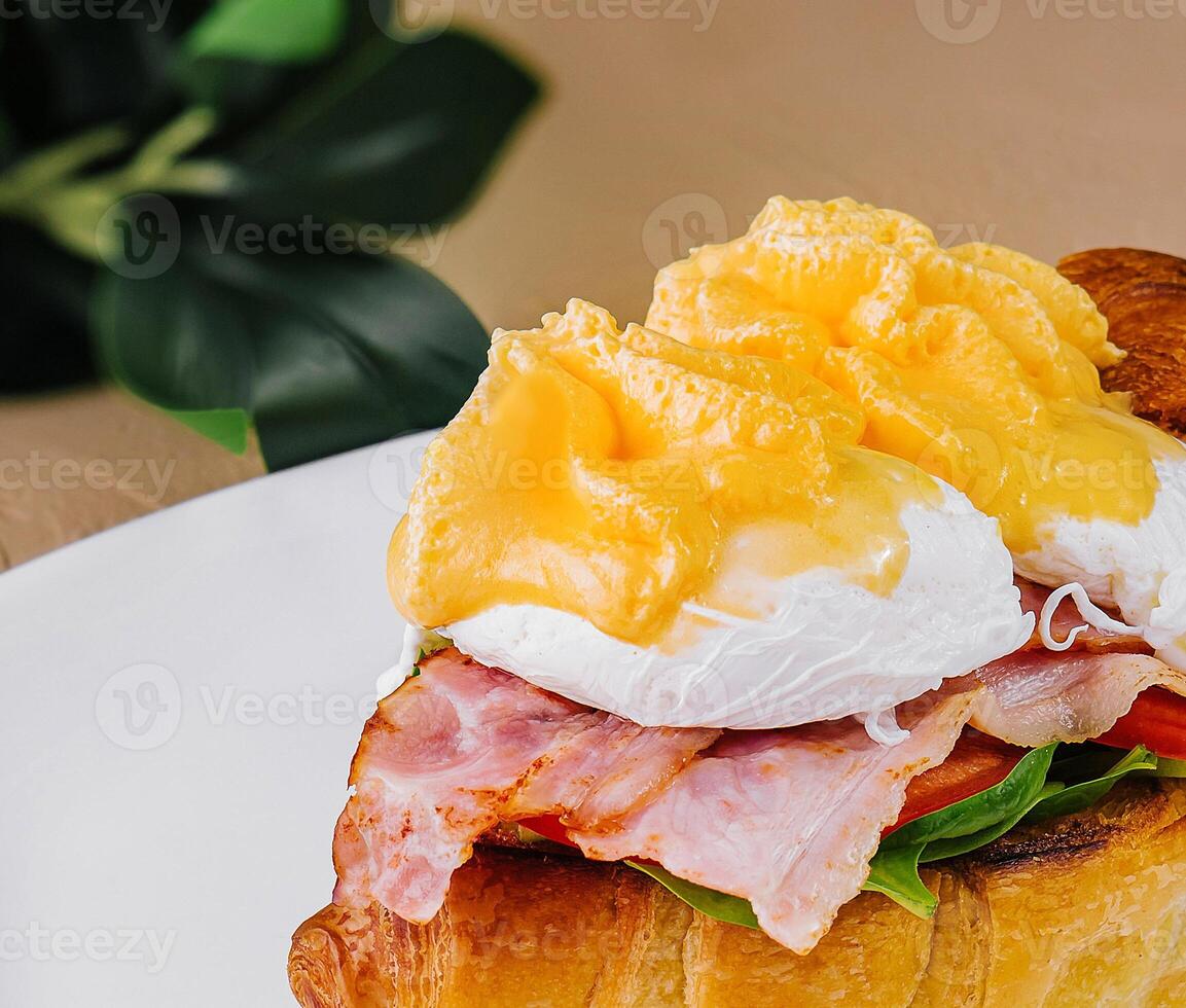 fresco croissant com defumado salmão e croissant sanduíche com bacon foto