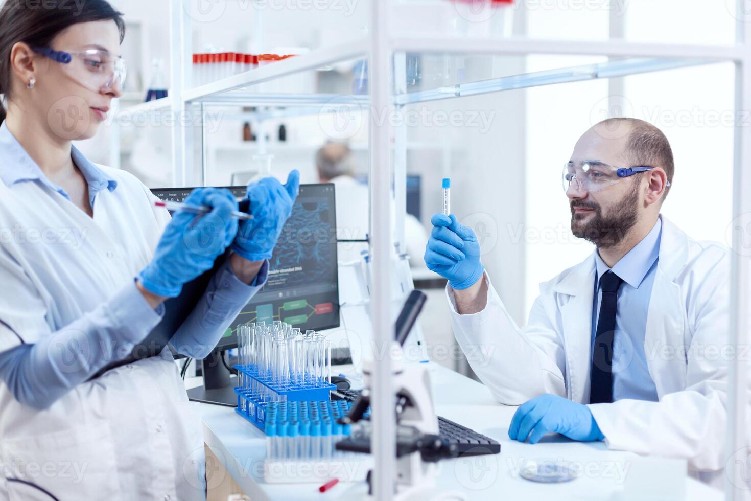 farmacologia cientista Engenharia genético material dentro ocupado Ciência laboratório. equipe do químico químicos trabalhando juntos dentro estéril microbiologia laboratório fazendo pesquisar. foto