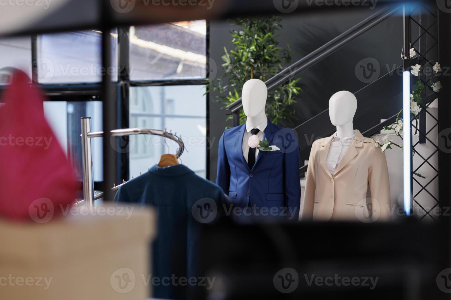 compras Centro preenchidas com Novo moda coleção, múltiplo prateleiras com à moda casual vestem e elegante acessórios. esvaziar roupas sala de exposições com elegante camisas em cabides, pequeno o negócio conceito. foto