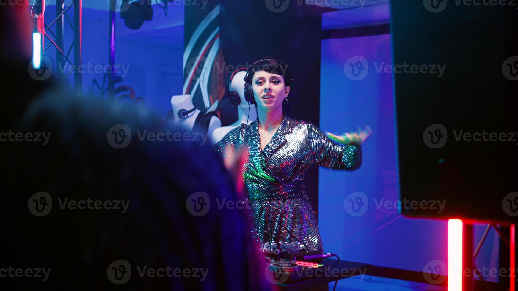 legal mulher colocando música em estágio, trabalhando Como dj às Boate com pessoas. menina usando mistura som estação às dança festa, tendo Diversão com multidão do pessoas em dança chão. portátil tomada. foto