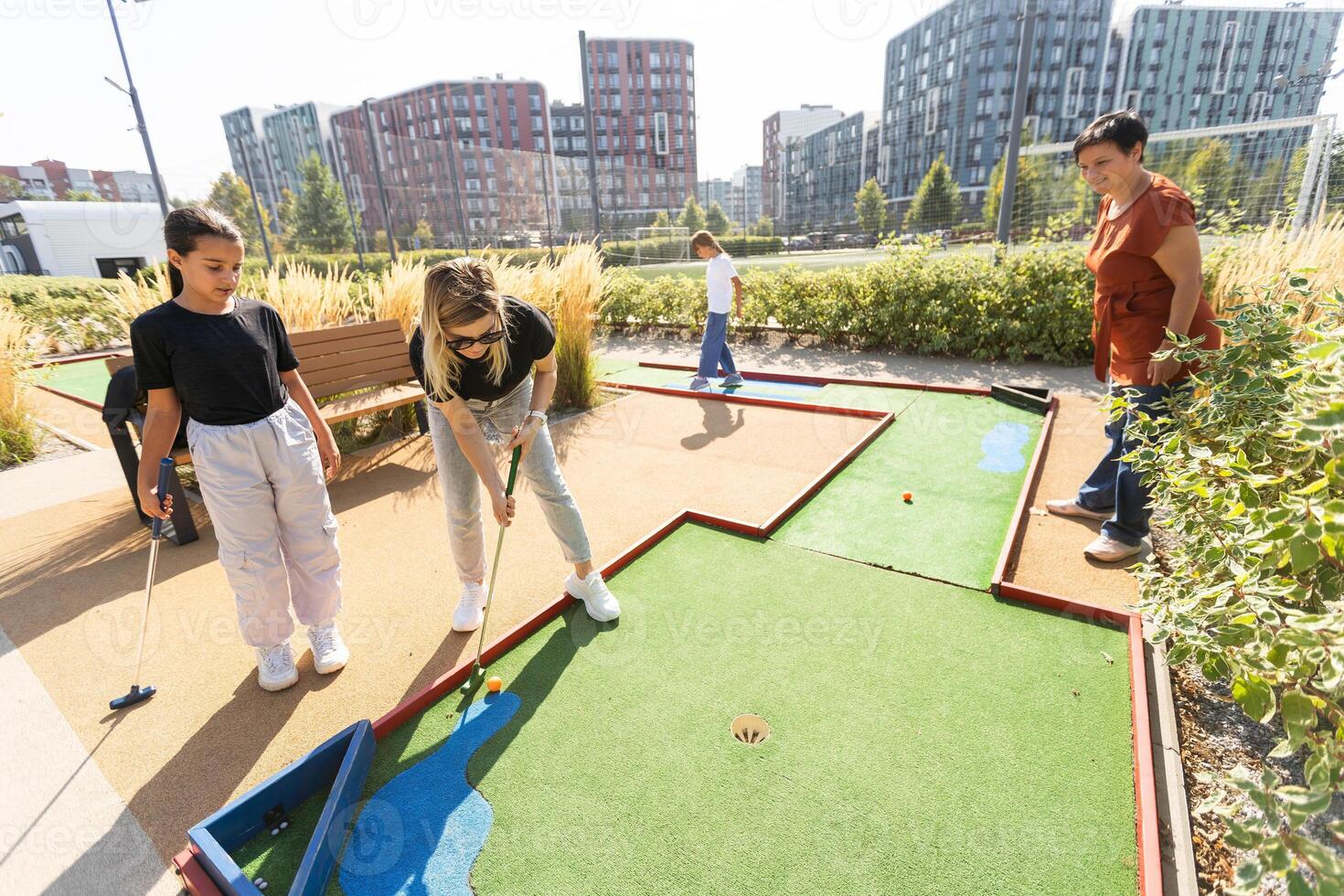 família jogando mini golfe em uma cruzeiro forro. criança tendo Diversão com ativo lazer em Férias. foto