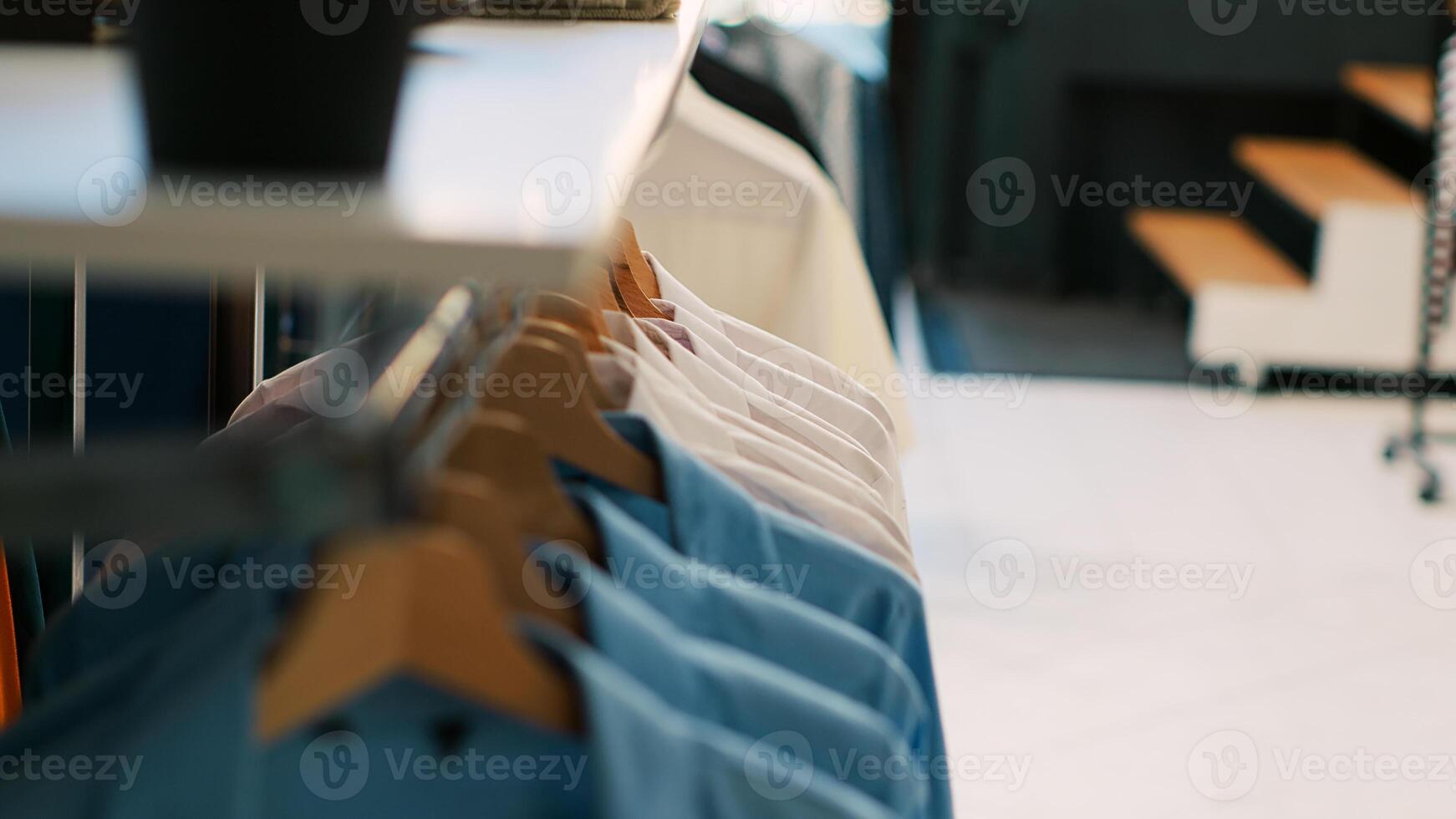 esvaziar compras Centro com casual e formal vestir, varejo fazer compras com elegante roupas e acessórios em cabides e prateleiras. roupas loja preenchidas com Novo moda coleção esperando para clientes. foto