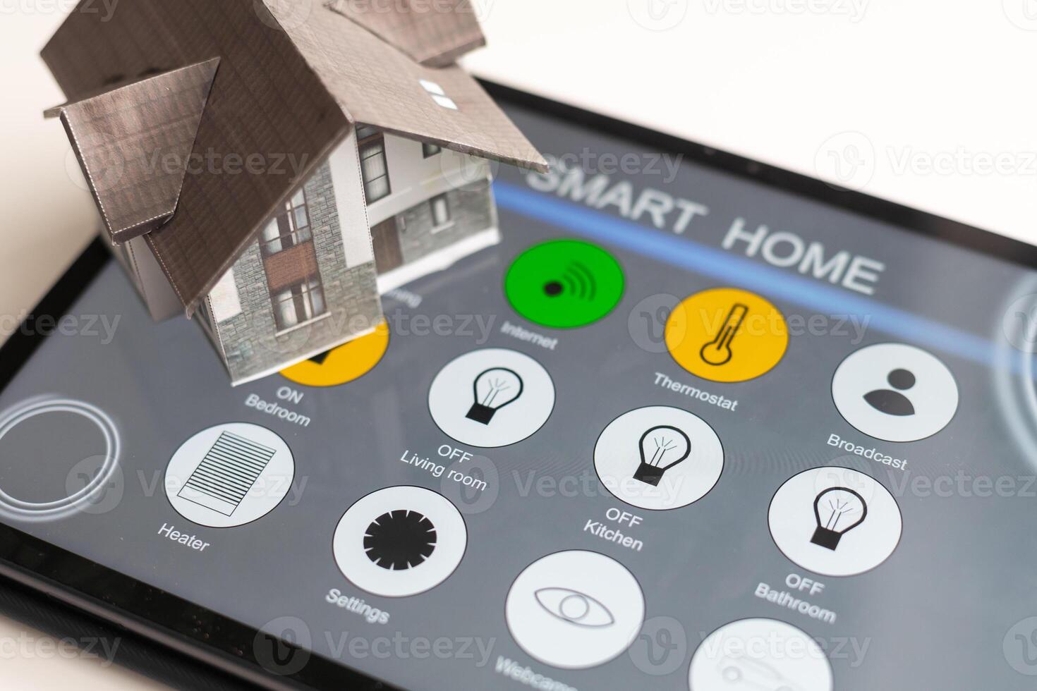 pequeno casa modelo é em tela tábua e ícones casa eletrônicos dispositivos conectando com sem fio. inteligente casa controlada e automação sistema tecnologia do coisas. foto