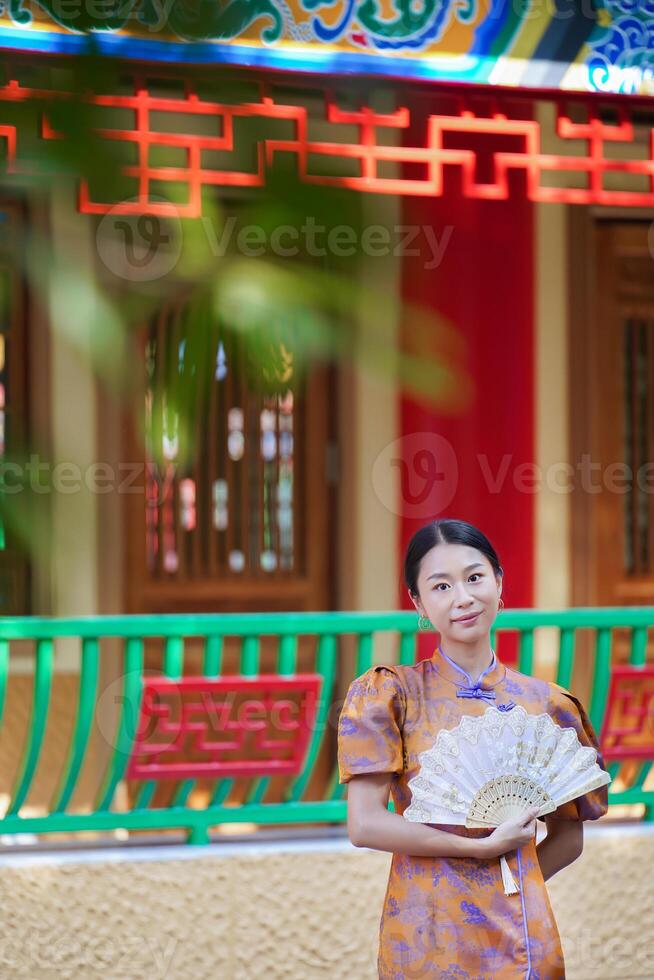 chinês mulher dentro tradicional traje para feliz chinês Novo ano conceito foto