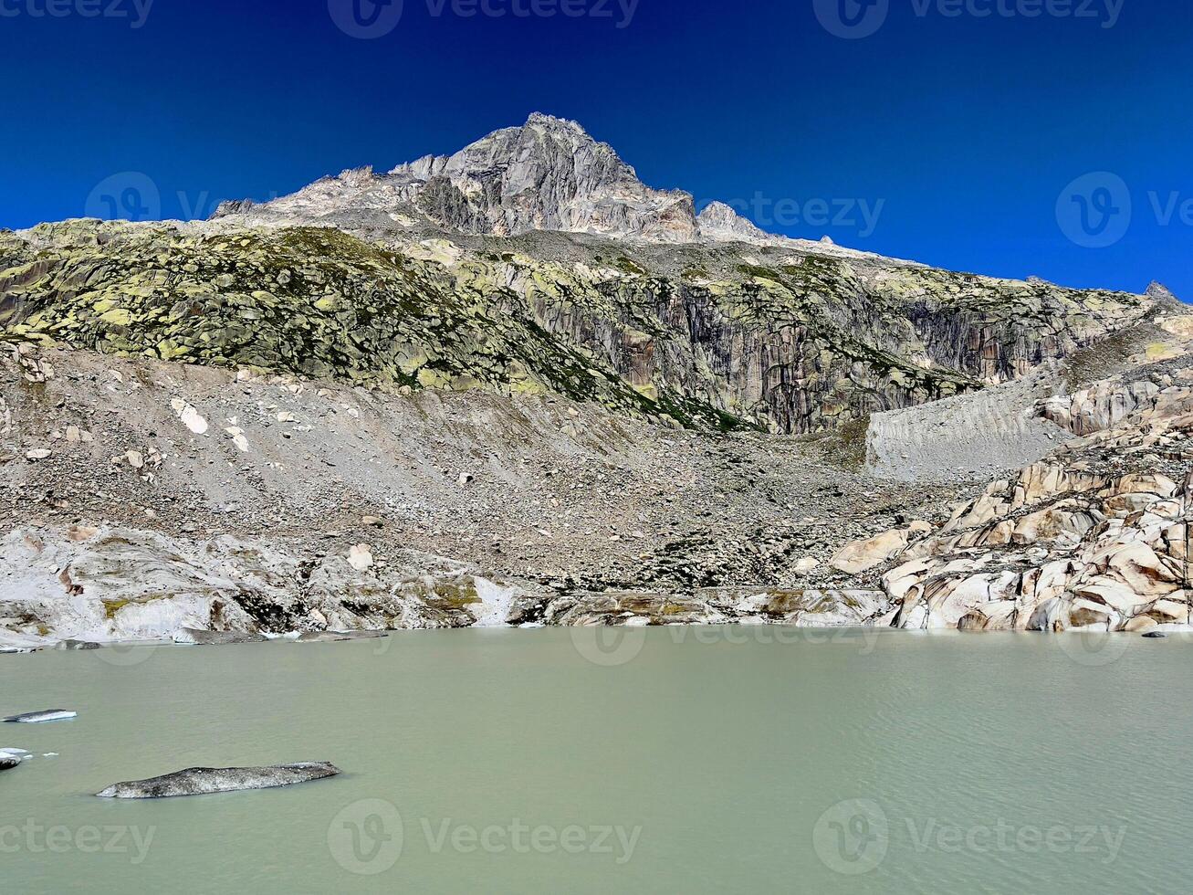 uma montanha com uma lago e uma montanha dentro a fundo foto