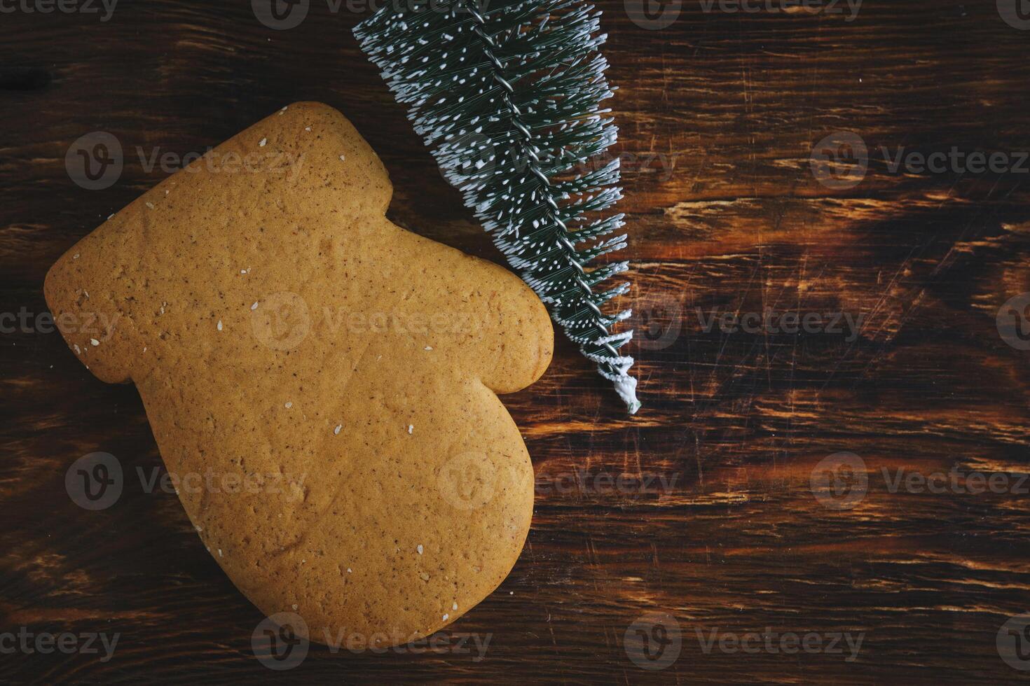 biscoitos Formato do luvas e Natal árvore em de madeira fundo. foto