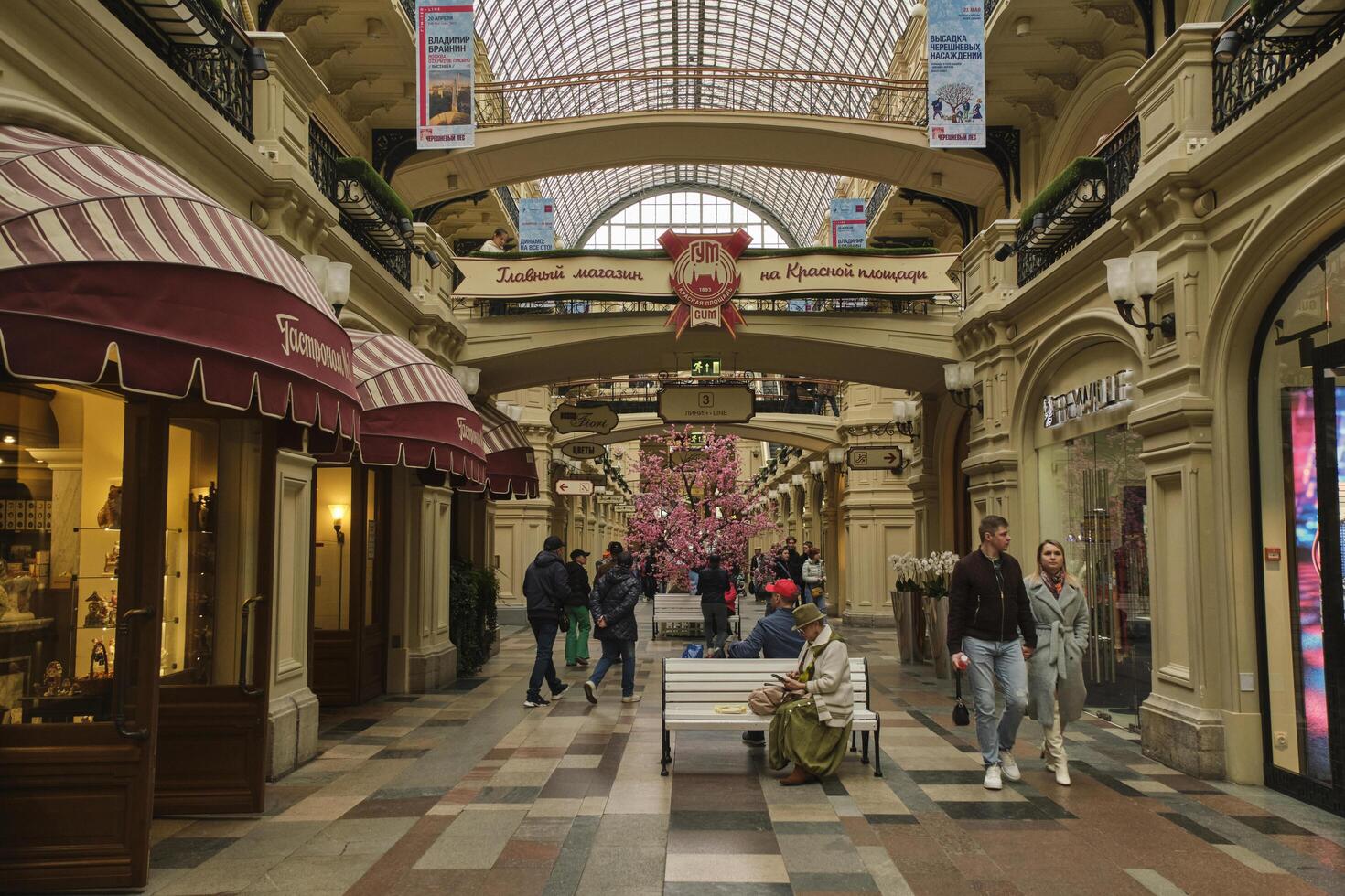 Moscou, Rússia pode 7, 2023. interior do a a Principal loja em Chiclete vermelho quadrado. foto