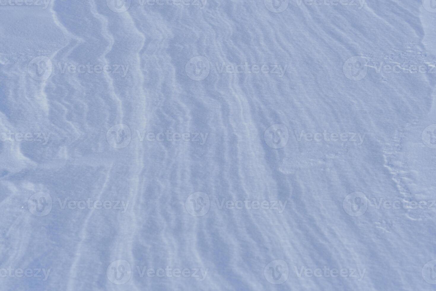 neve depois de vento formulários branco tela de pintura rodopiando padrões. luz, espumante, com gelo cristais. único natural textura e tranquilidade inverno panorama. foto