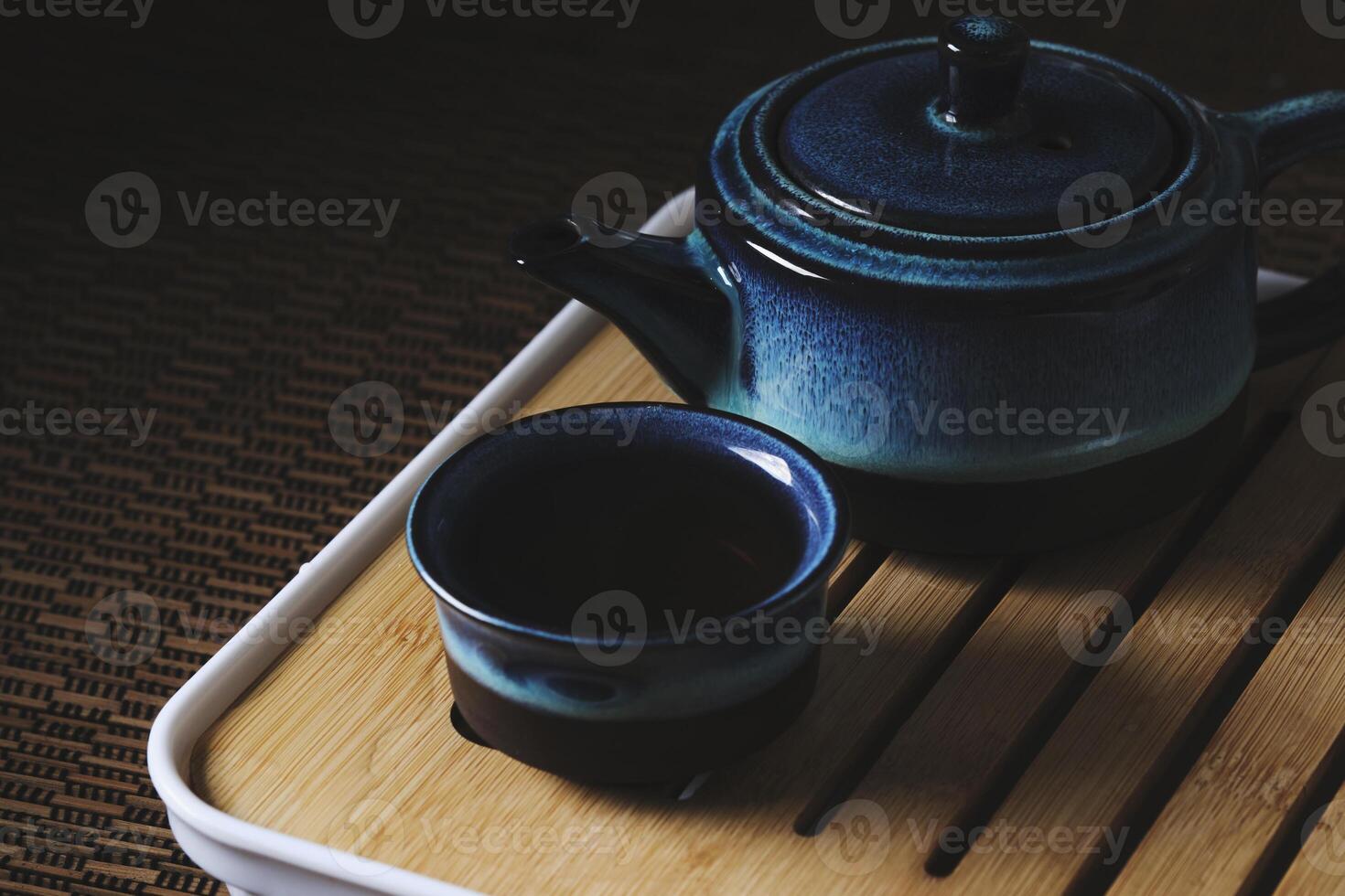 talheres para chá cerimônia . azul chá conjunto cerâmica em bambu guardanapo. foto