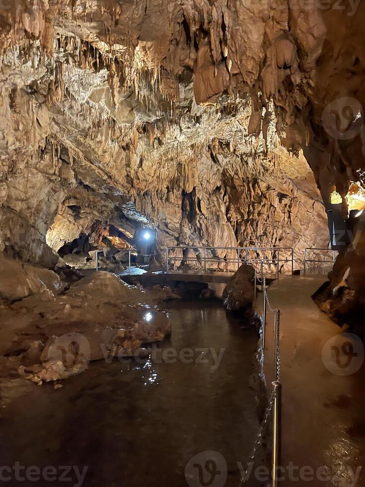 uma caverna com uma passarela e uma ponte foto