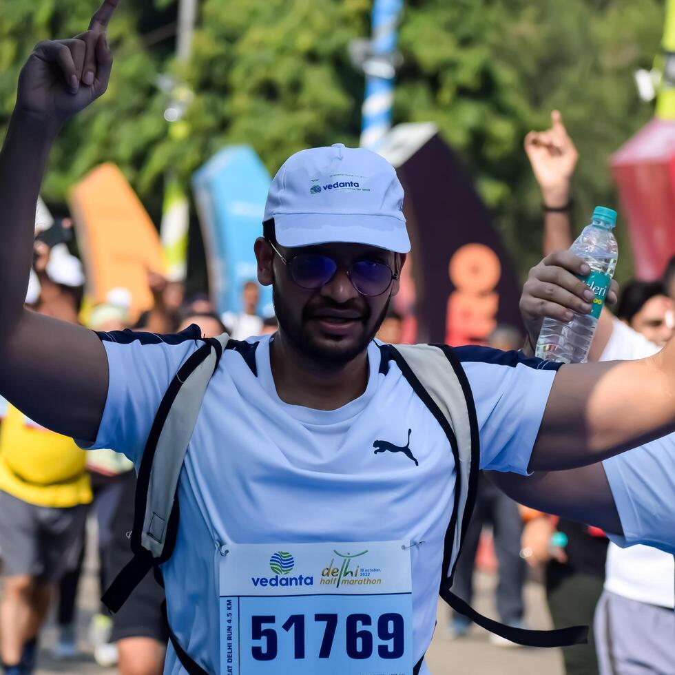 Novo Délhi, Índia - Outubro 15 2023 - vedanta Délhi metade maratona raça depois de cobiçado dentro que maratona participantes sobre para Cruz a terminar linha, Délhi metade maratona 2023 foto