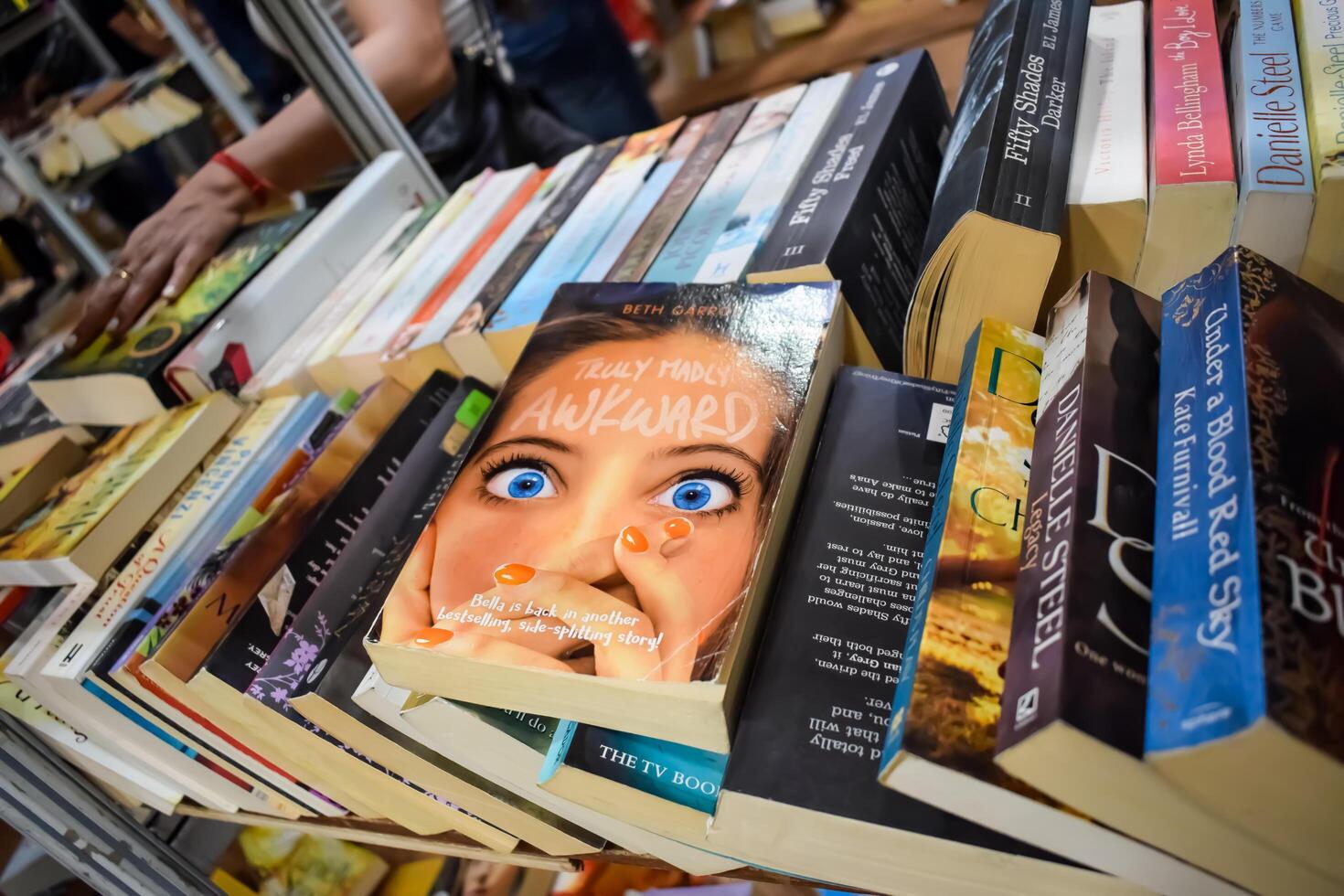 Novo Délhi, Índia, setembro 09 2023 - variedade do livros em estante dentro uma barraca de livros às Délhi internacional livro justo, seleção do livros em exibição dentro anual livro justo. foto