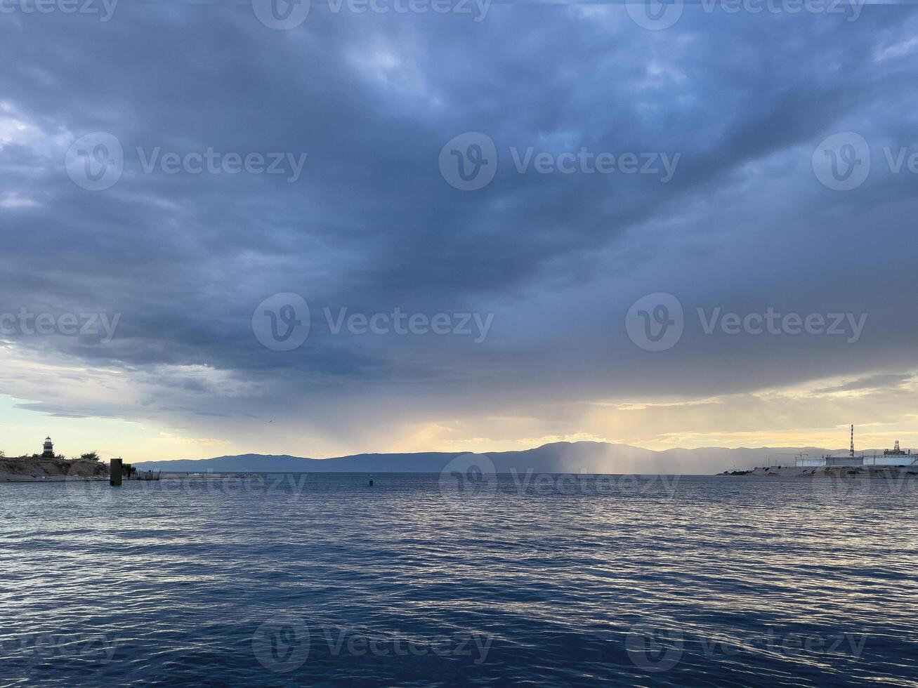 pôr do sol sobre o mar foto