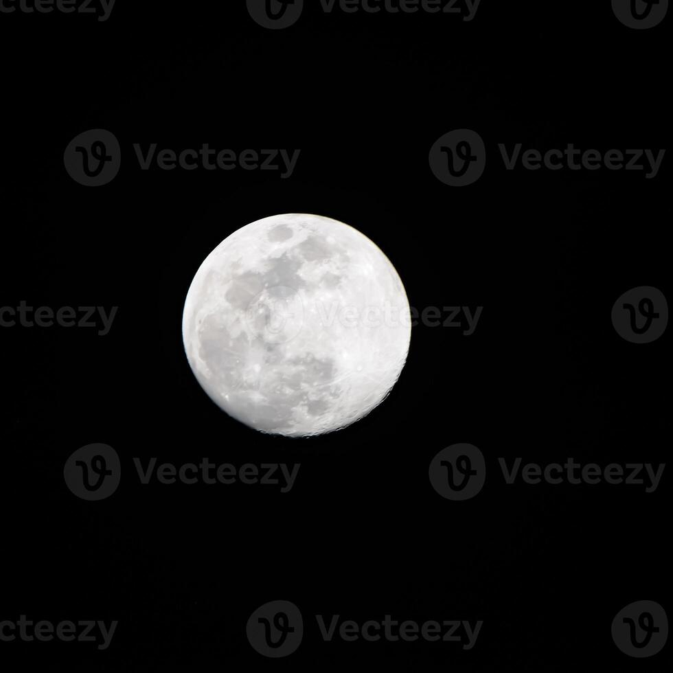 lua cheia no céu escuro durante a noite, grande super lua no céu foto