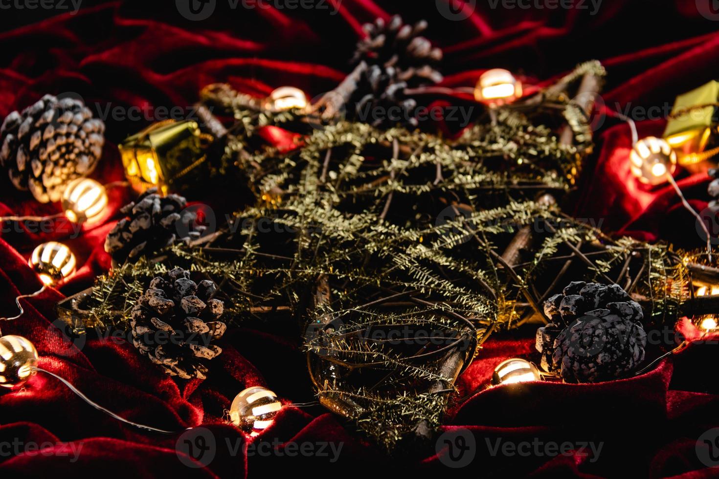decoração de natal, estrela e luzes em veludo vermelho foto