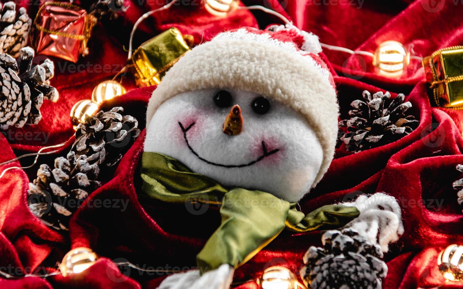 decoração de natal, ursinho e luzes em veludo vermelho foto