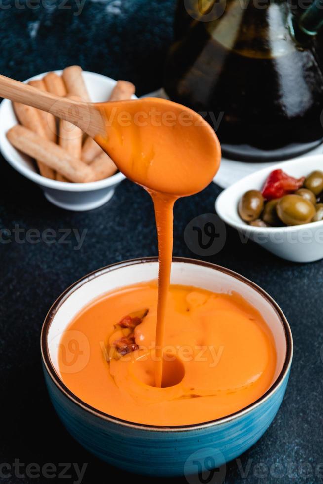 cordobes salmorejo espanhol na mesa foto