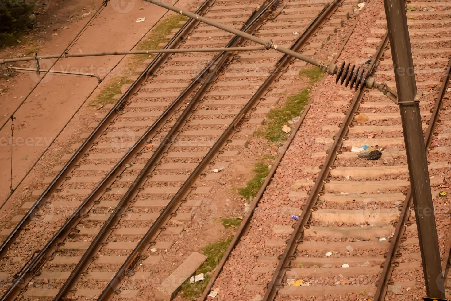 Visão do trem estrada de ferro faixas a partir de a meio durante dia às Kathgodam estrada de ferro estação dentro Índia, brinquedo trem rastrear visualizar, indiano estrada de ferro junção, pesado indústria foto