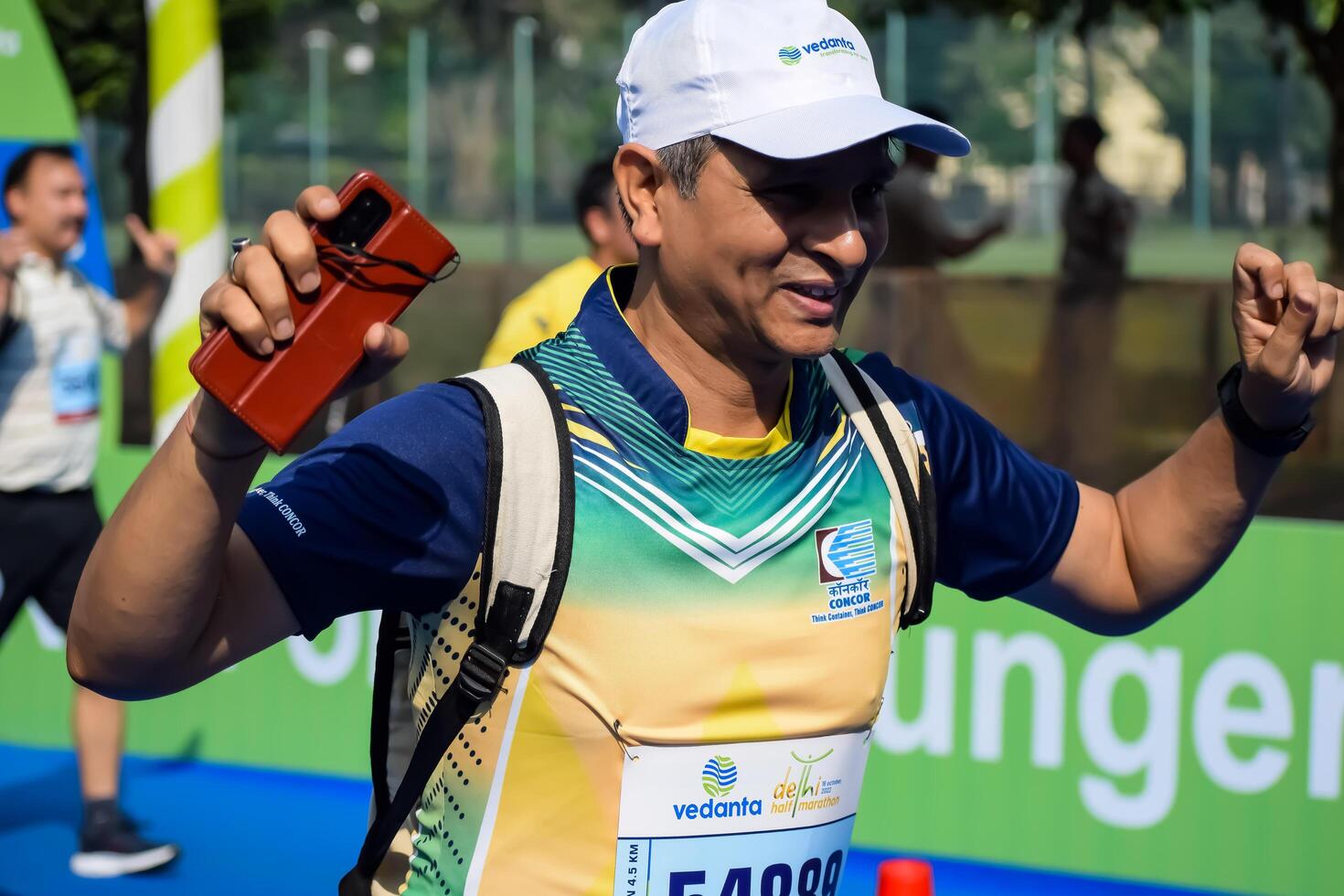 Novo Délhi, Índia - Outubro 15 2023 - vedanta Délhi metade maratona raça depois de cobiçado dentro que maratona participantes sobre para Cruz a terminar linha, Délhi metade maratona 2023 foto